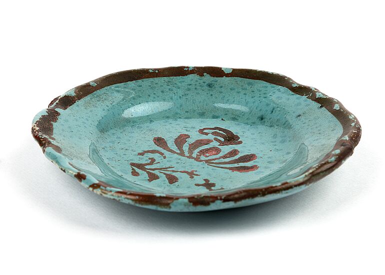 Fayenceteller: Teil der Einrichtung des Puppenhauses